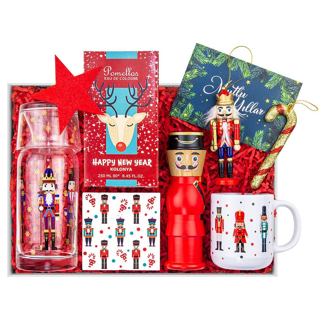 findikkiran-set-yilbasi-hediye-kutusu202.jpg Fındıkkıran Temalı Yılbaşı Hediye Seti – Troy Gift Box ile Büyülü Bir Başlangıç! - Görsel 1
